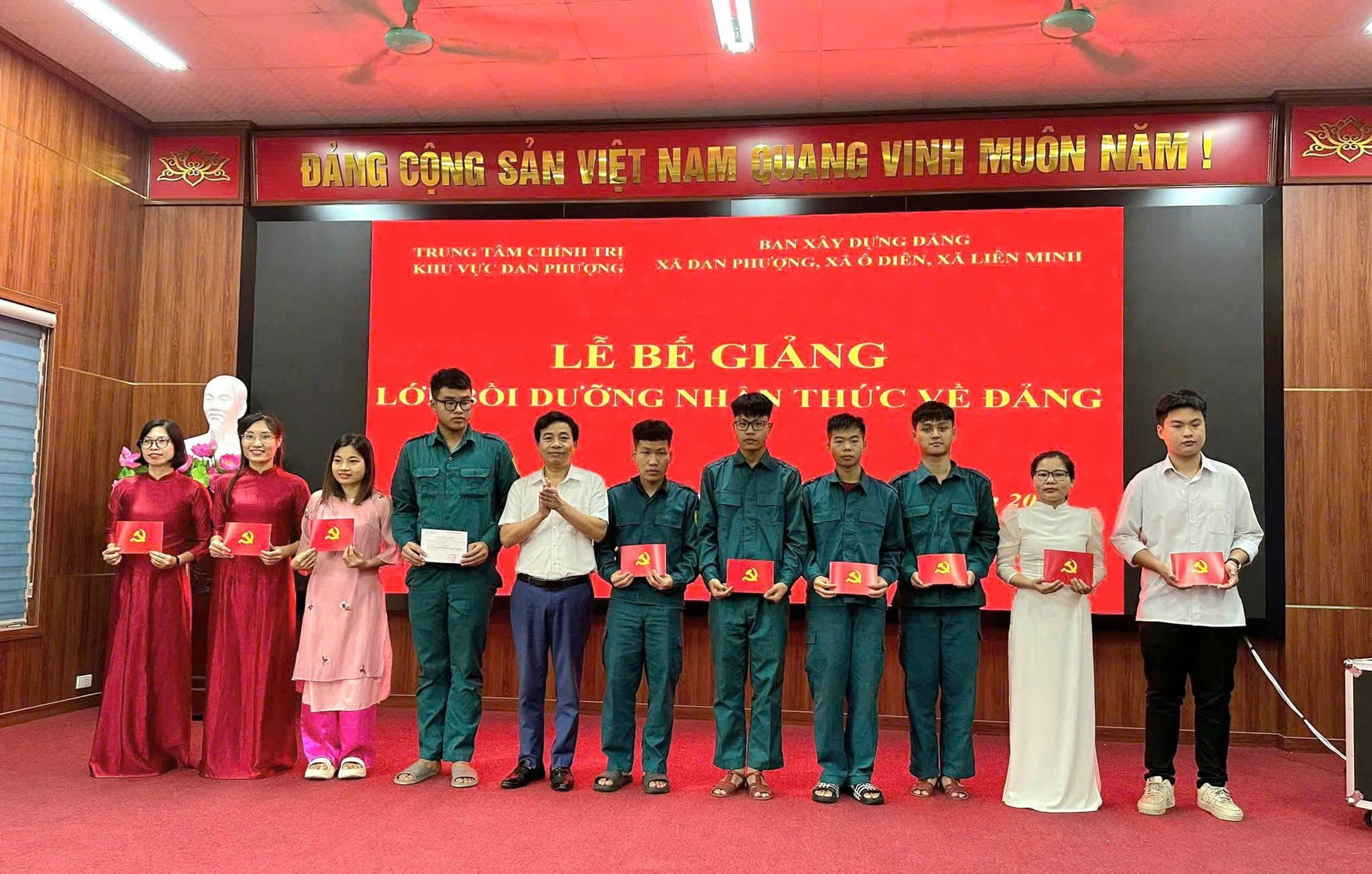 Bế giảng lớp Bồi dưỡng nhận thức về Đảng tháng 8 năm 2025.- Ảnh 2.