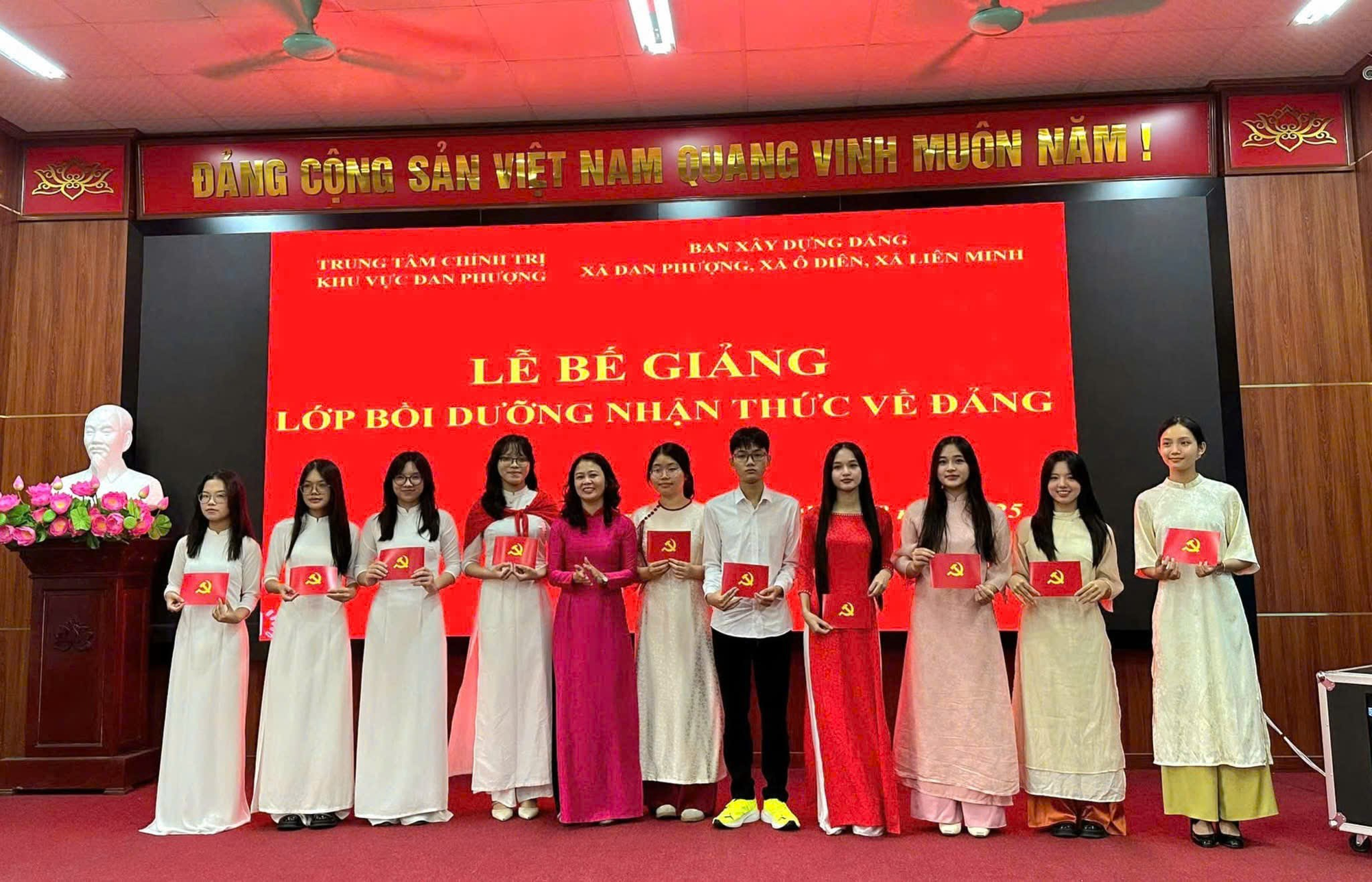 Bế giảng lớp Bồi dưỡng nhận thức về Đảng tháng 8 năm 2025.- Ảnh 3.