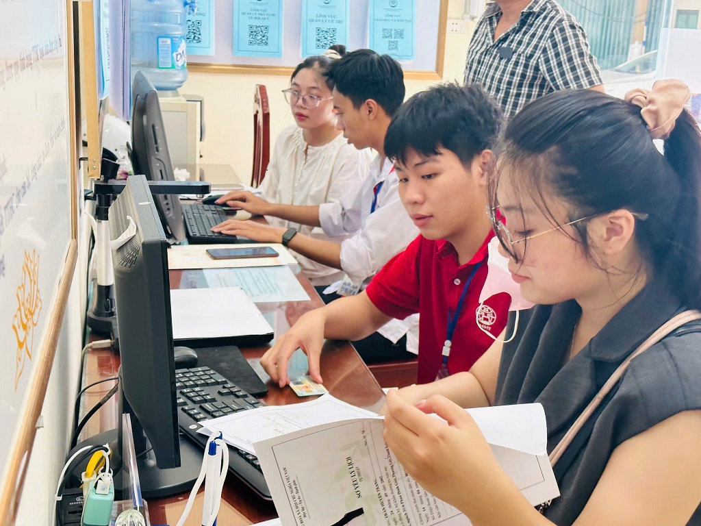 Phường Phương Liệt tăng tốc chiến dịch “45 ngày đêm hỗ trợ chuyển đổi số”- Ảnh 3.