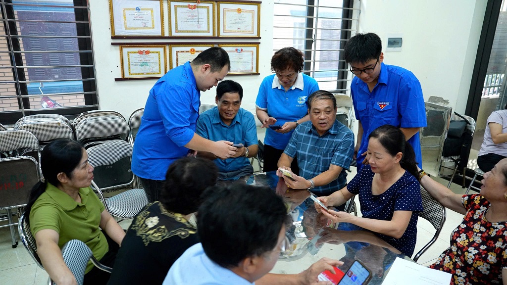 Phường Phương Liệt tăng tốc chiến dịch “45 ngày đêm hỗ trợ chuyển đổi số”- Ảnh 4.