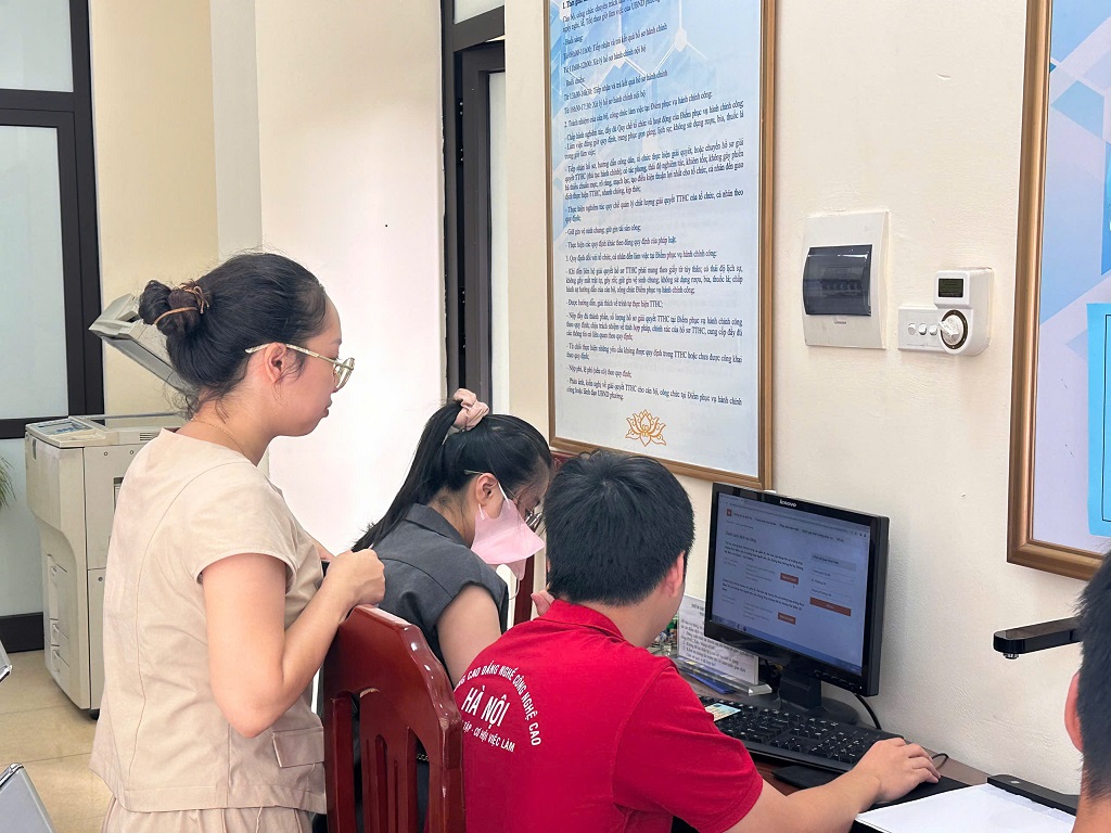 Phường Phương Liệt tăng tốc chiến dịch “45 ngày đêm hỗ trợ chuyển đổi số”- Ảnh 6.