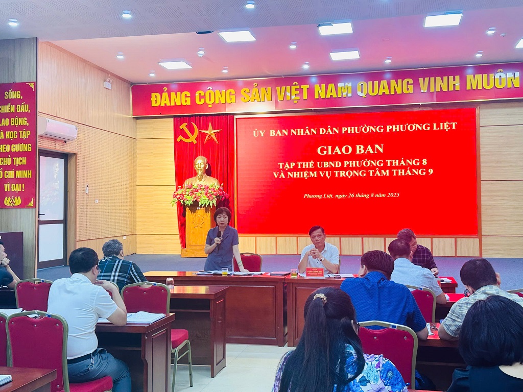 Phường Phương Liệt tổ chức họp giao ban định kỳ tập thể UBND phường tháng 8/2025 và triển khai nhiệm vụ trọng tâm tháng 9/2025- Ảnh 4.