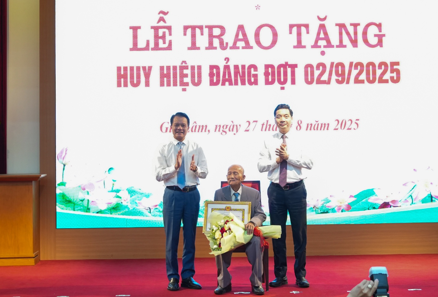 Đảng bộ xã Gia Lâm long trọng tổ chức Lễ trao Huy hiệu Đảng đợt 02/9/2025- Ảnh 2.