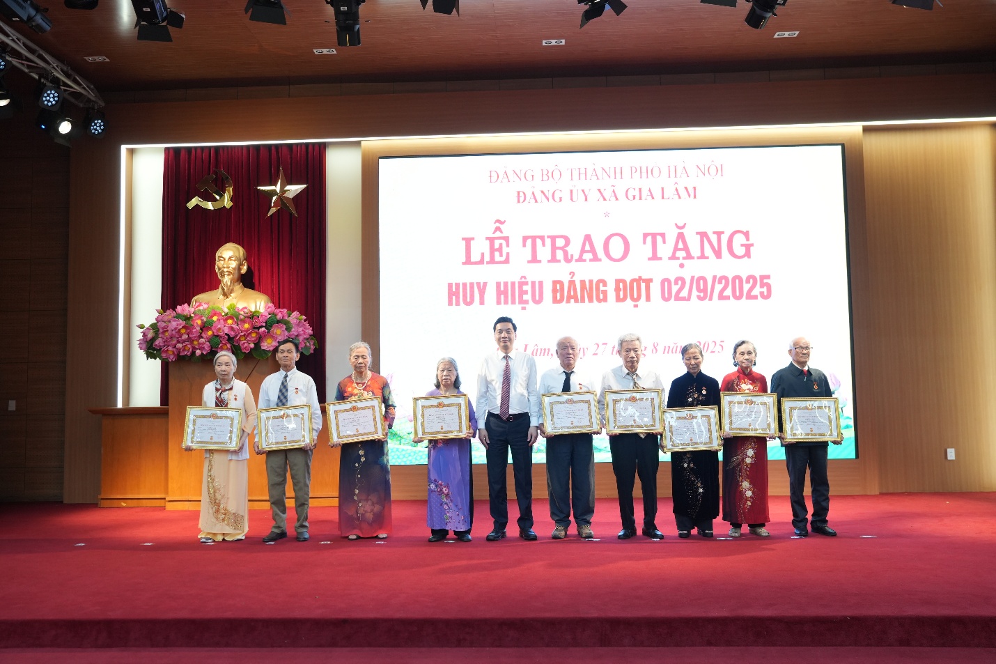 Đảng bộ xã Gia Lâm long trọng tổ chức Lễ trao Huy hiệu Đảng đợt 02/9/2025- Ảnh 3.