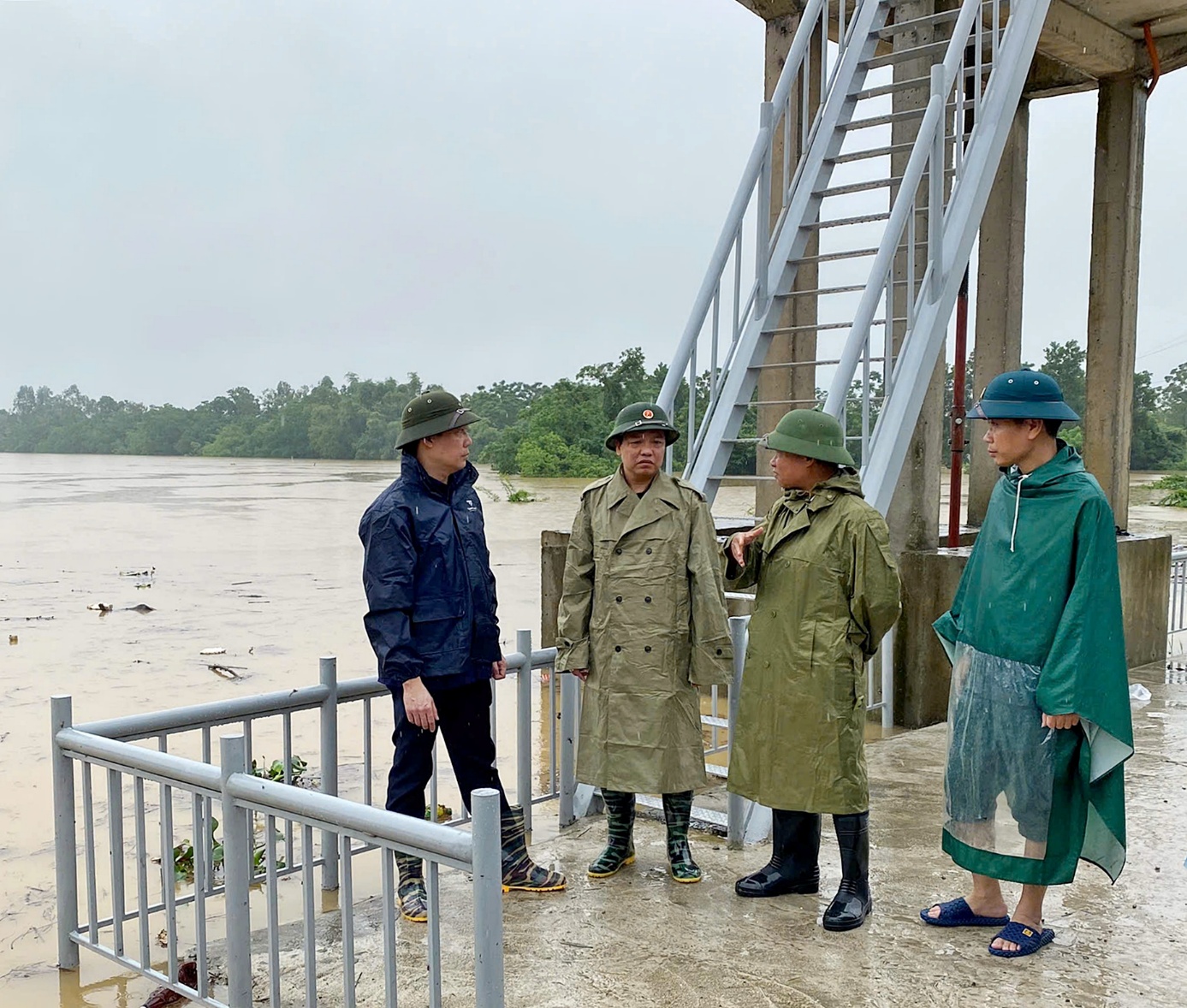 Phó Giám đốc Sở Nông nghiệp và Môi trường Hà Nội Nguyễn Đình Hoa kiểm tra thực tế trên các tuyến đê sung yếu công tác phòng chống và khắc phục ảnh hưởng cơn bão số 5 trên địa bàn xã Xuân Mai- Ảnh 1.