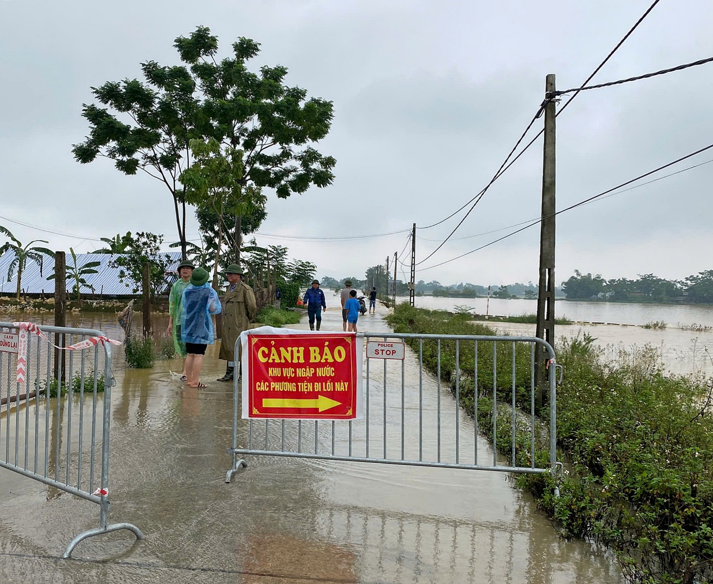 Phó Giám đốc Sở Nông nghiệp và Môi trường Hà Nội Nguyễn Đình Hoa kiểm tra thực tế trên các tuyến đê sung yếu công tác phòng chống và khắc phục ảnh hưởng cơn bão số 5 trên địa bàn xã Xuân Mai- Ảnh 2.