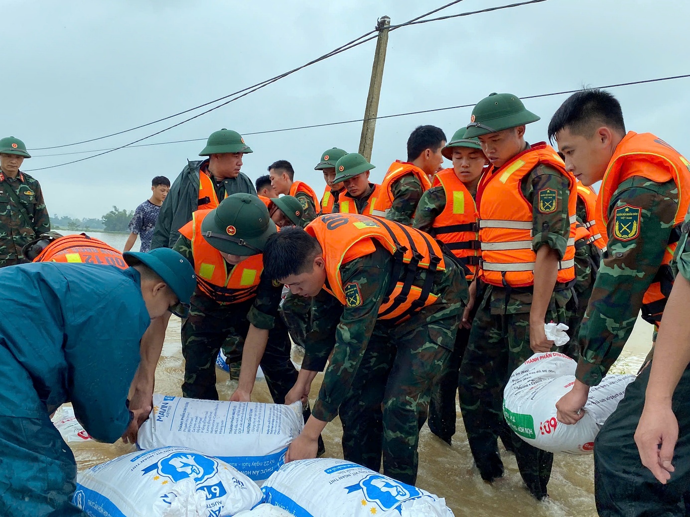 Phó Giám đốc Sở Nông nghiệp và Môi trường Hà Nội Nguyễn Đình Hoa kiểm tra thực tế trên các tuyến đê sung yếu công tác phòng chống và khắc phục ảnh hưởng cơn bão số 5 trên địa bàn xã Xuân Mai- Ảnh 3.