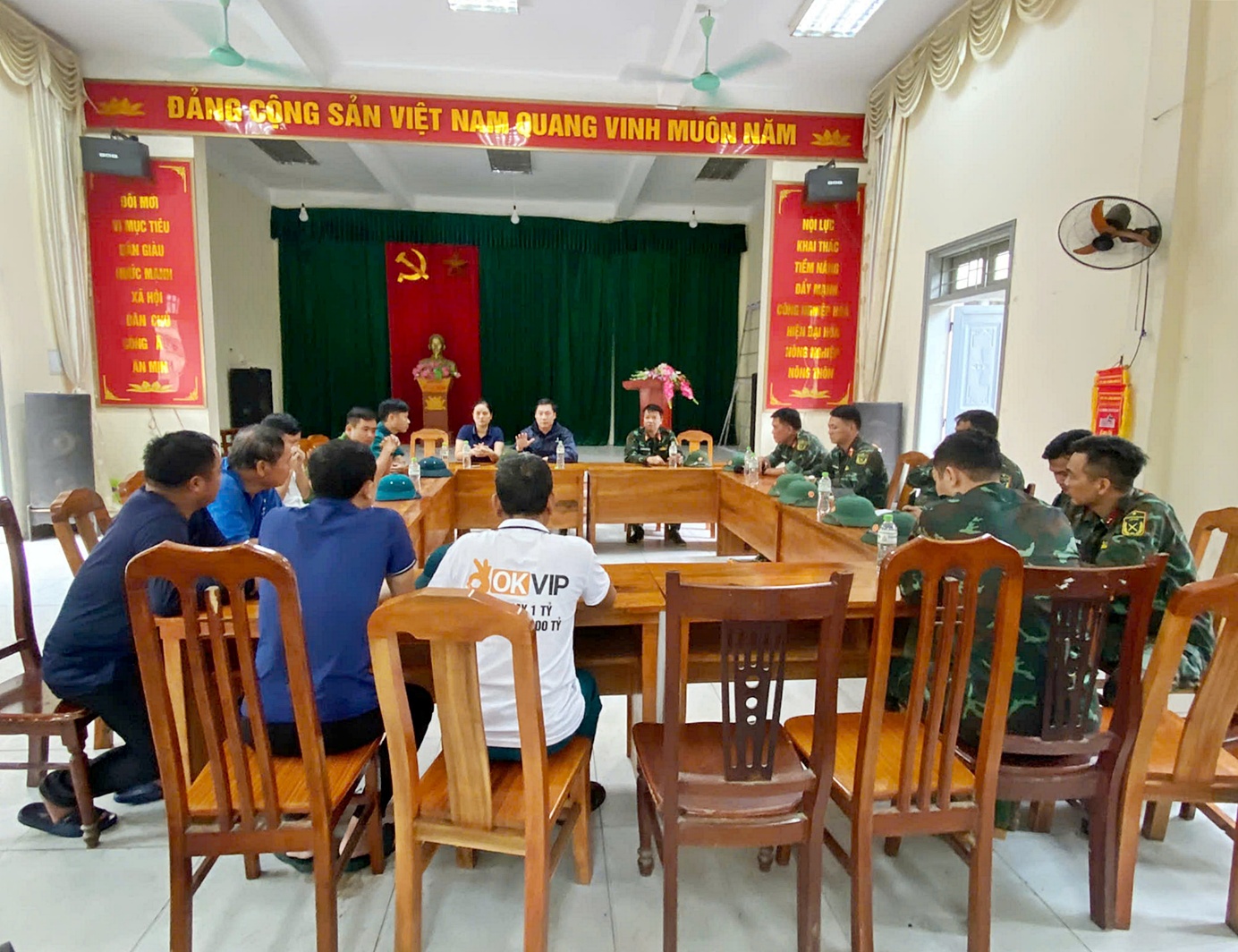 Đồng chí Nguyễn Anh Đức đã chủ trì cuộc họp giao ban khẩn cấp với đại diện Ban chỉ huy quân sự xã, Bí thư chi bộ, trưởng các thôn bị ảnh hưởng nặng cơn bão số 5- Ảnh 1.