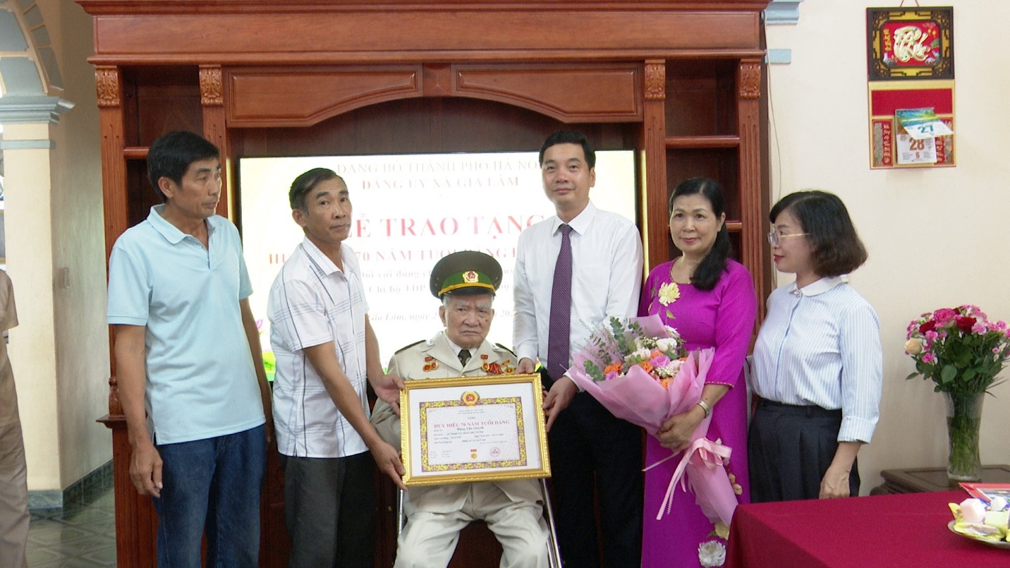 Lãnh đạo xã Gia Lâm trao Huy hiệu Đảng tại nhà và thăm, tặng quà Người có công nhân dịp 02/9- Ảnh 1.