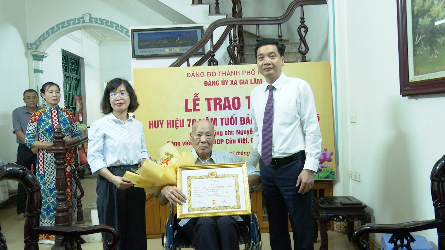 Lãnh đạo xã Gia Lâm trao Huy hiệu Đảng tại nhà và thăm, tặng quà Người có công nhân dịp 02/9- Ảnh 2.