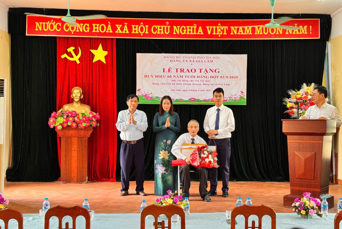 Lãnh đạo xã Gia Lâm trao Huy hiệu Đảng tại nhà và thăm, tặng quà Người có công nhân dịp 02/9- Ảnh 3.