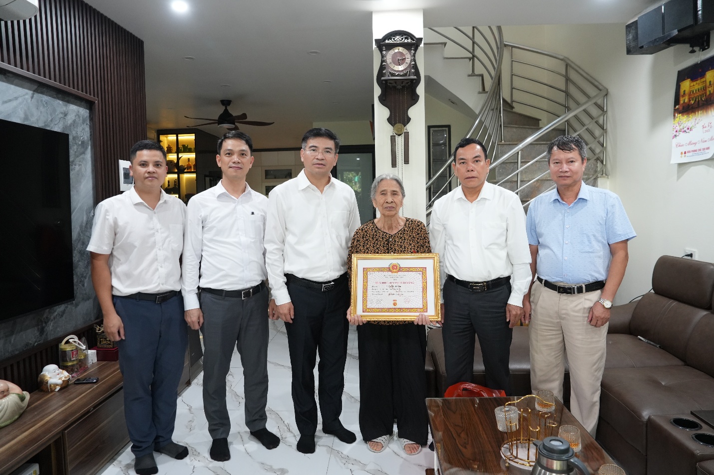 Lãnh đạo xã Gia Lâm trao Huy hiệu Đảng tại nhà và thăm, tặng quà Người có công nhân dịp 02/9- Ảnh 5.