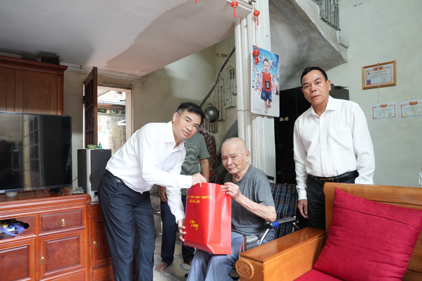 Lãnh đạo xã Gia Lâm trao Huy hiệu Đảng tại nhà và thăm, tặng quà Người có công nhân dịp 02/9- Ảnh 6.