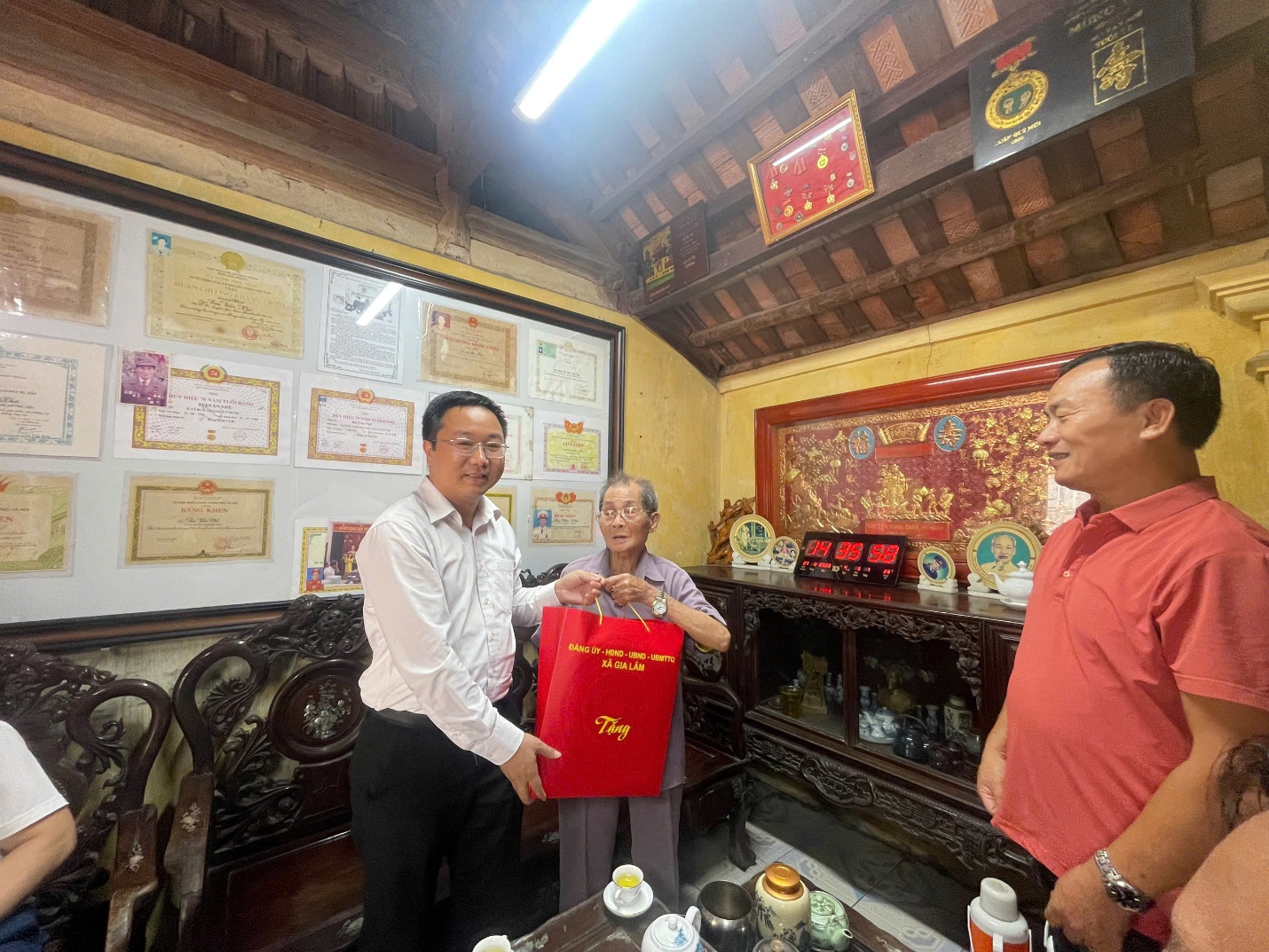 Lãnh đạo xã Gia Lâm trao Huy hiệu Đảng tại nhà và thăm, tặng quà Người có công nhân dịp 02/9- Ảnh 7.