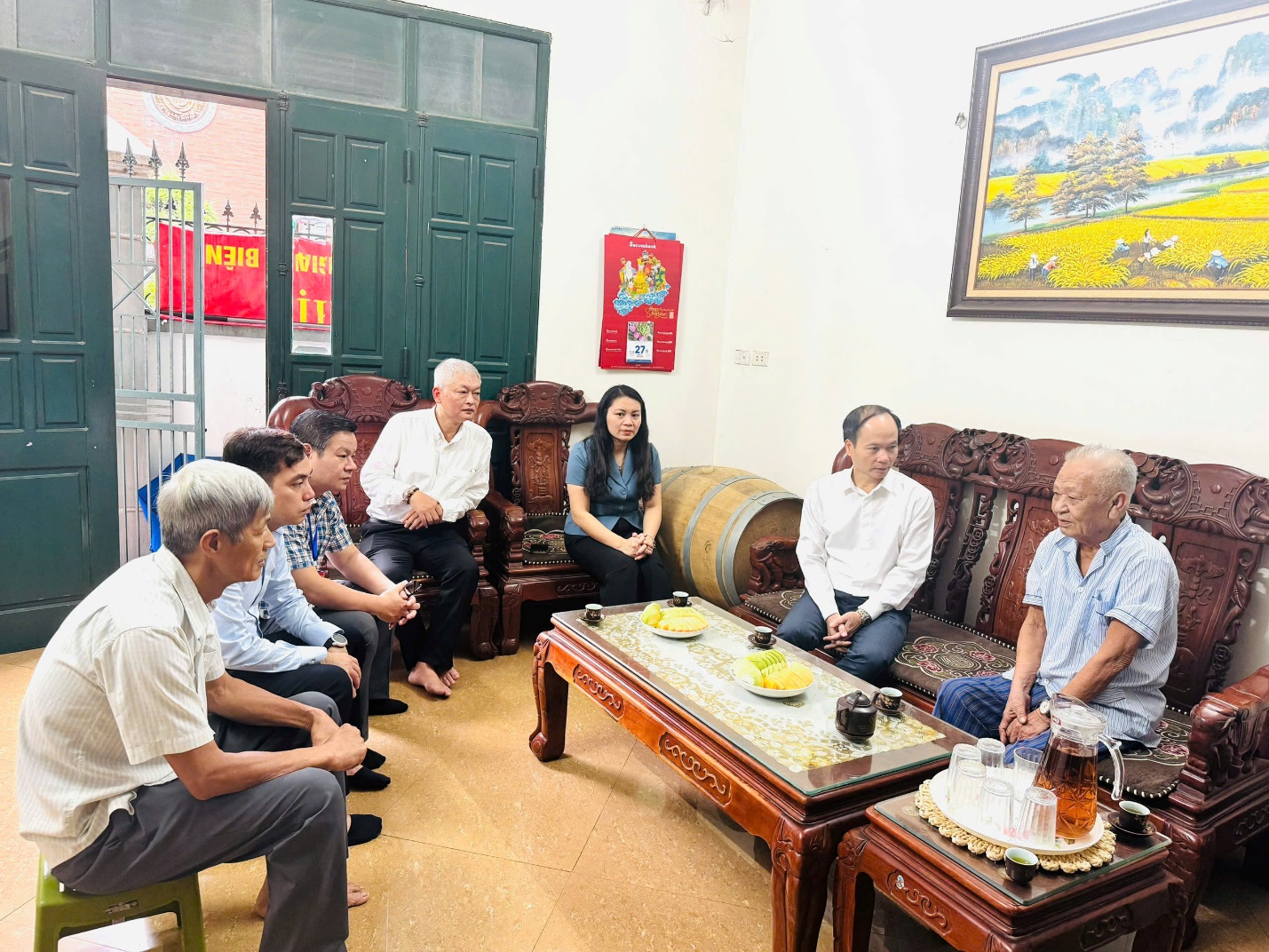 Lãnh đạo Phường Việt Hưng thăm, tặng quà người có công bị địch bắt tù đày nhân dịp kỷ niệm 80 năm Quốc khánh nước Cộng hòa xã hội chủ nghĩa Việt Nam (02/9/1945 - 02/9/2025)- Ảnh 1.
