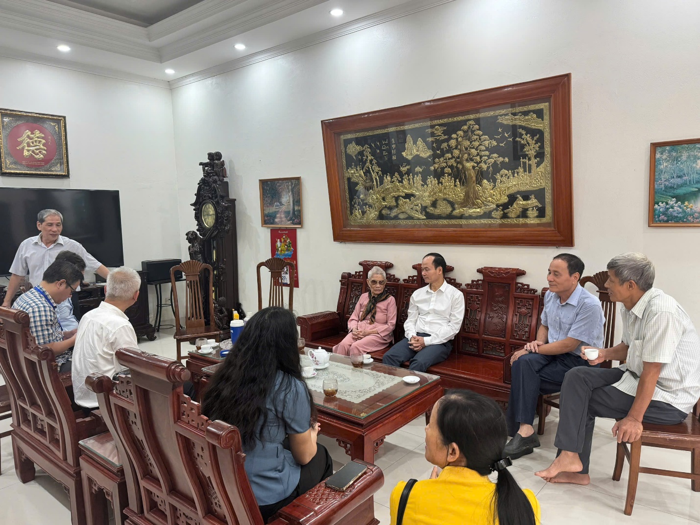 Lãnh đạo Phường Việt Hưng thăm, tặng quà người có công bị địch bắt tù đày nhân dịp kỷ niệm 80 năm Quốc khánh nước Cộng hòa xã hội chủ nghĩa Việt Nam (02/9/1945 - 02/9/2025)- Ảnh 2.