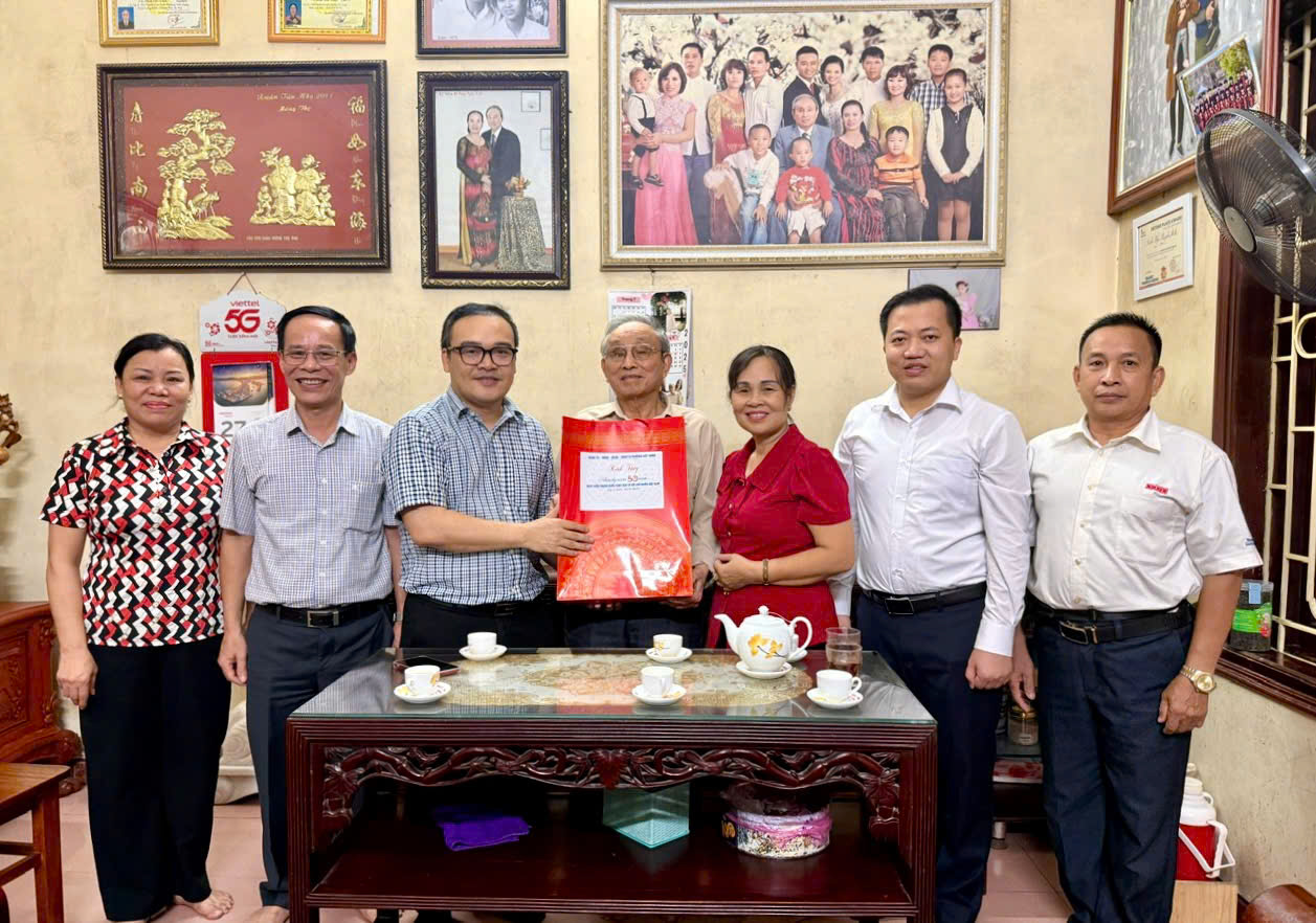 Lãnh đạo Phường Việt Hưng thăm, tặng quà người có công bị địch bắt tù đày nhân dịp kỷ niệm 80 năm Quốc khánh nước Cộng hòa xã hội chủ nghĩa Việt Nam (02/9/1945 - 02/9/2025)- Ảnh 4.