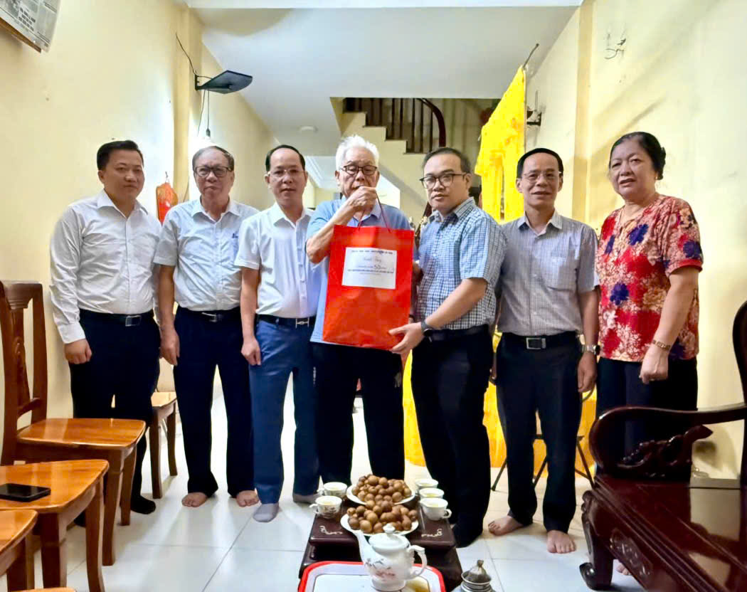 Lãnh đạo Phường Việt Hưng thăm, tặng quà người có công bị địch bắt tù đày nhân dịp kỷ niệm 80 năm Quốc khánh nước Cộng hòa xã hội chủ nghĩa Việt Nam (02/9/1945 - 02/9/2025)- Ảnh 5.