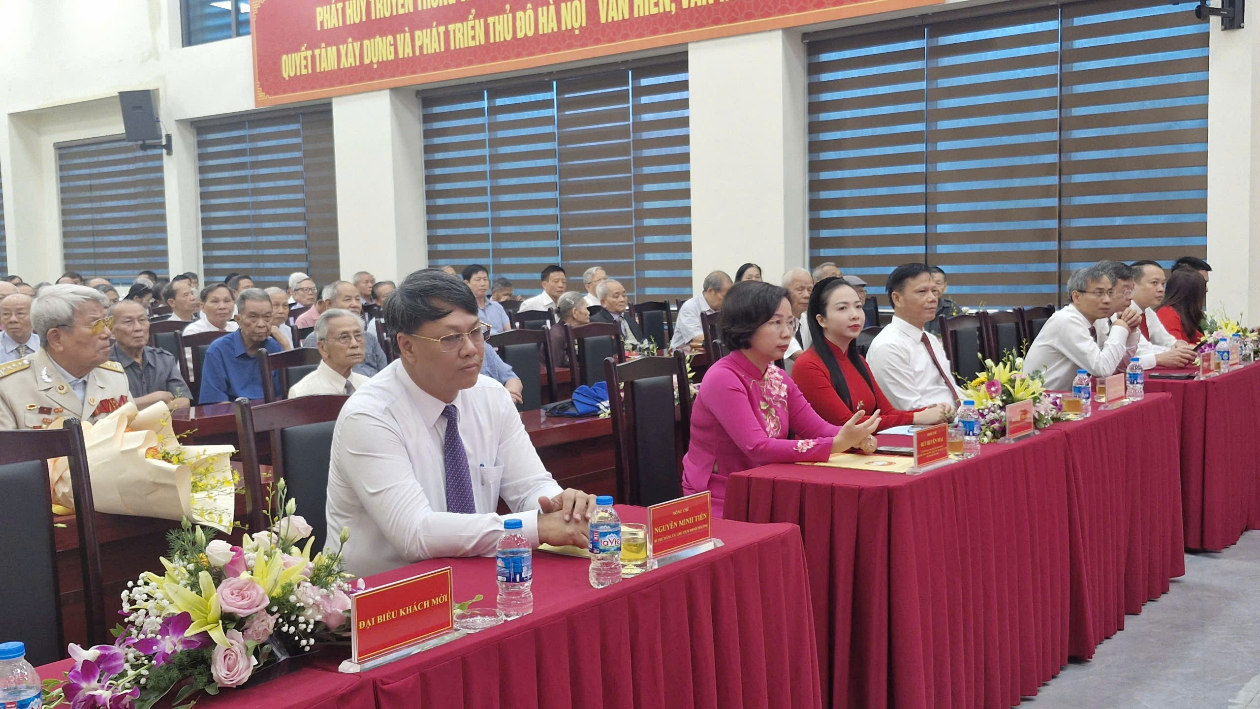 LỄ TRAO TẶNG HUY HIỆU ĐẢNG NHÂN DỊP KỶ NIỆM 80 NĂM NGÀY QUỐC KHÁNH NƯỚC CỘNG HÒA XHCN VIỆT NAM (02/9/1945 - 02/9/2025)- Ảnh 1.