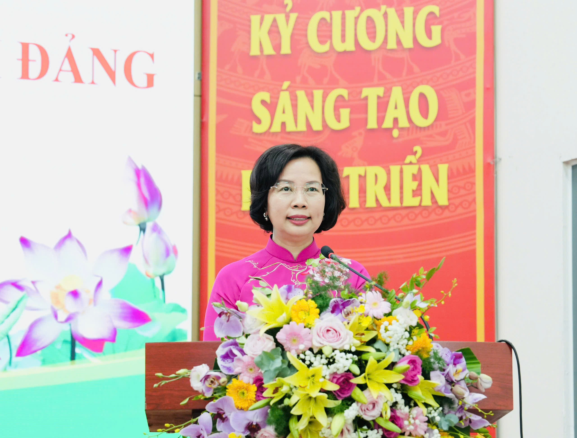 LỄ TRAO TẶNG HUY HIỆU ĐẢNG NHÂN DỊP KỶ NIỆM 80 NĂM NGÀY QUỐC KHÁNH NƯỚC CỘNG HÒA XHCN VIỆT NAM (02/9/1945 - 02/9/2025)- Ảnh 2.