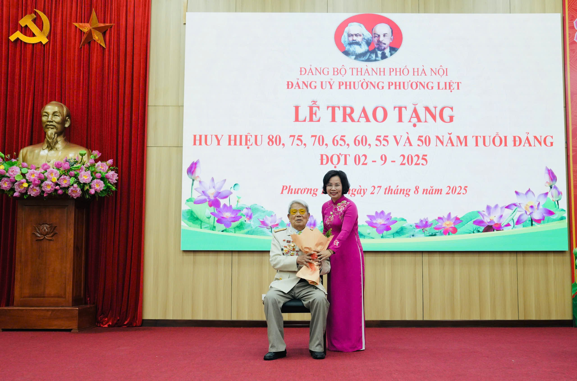 LỄ TRAO TẶNG HUY HIỆU ĐẢNG NHÂN DỊP KỶ NIỆM 80 NĂM NGÀY QUỐC KHÁNH NƯỚC CỘNG HÒA XHCN VIỆT NAM (02/9/1945 - 02/9/2025)- Ảnh 3.