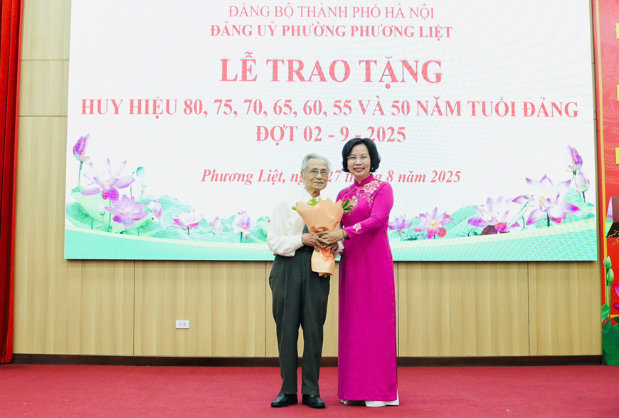LỄ TRAO TẶNG HUY HIỆU ĐẢNG NHÂN DỊP KỶ NIỆM 80 NĂM NGÀY QUỐC KHÁNH NƯỚC CỘNG HÒA XHCN VIỆT NAM (02/9/1945 - 02/9/2025)- Ảnh 4.