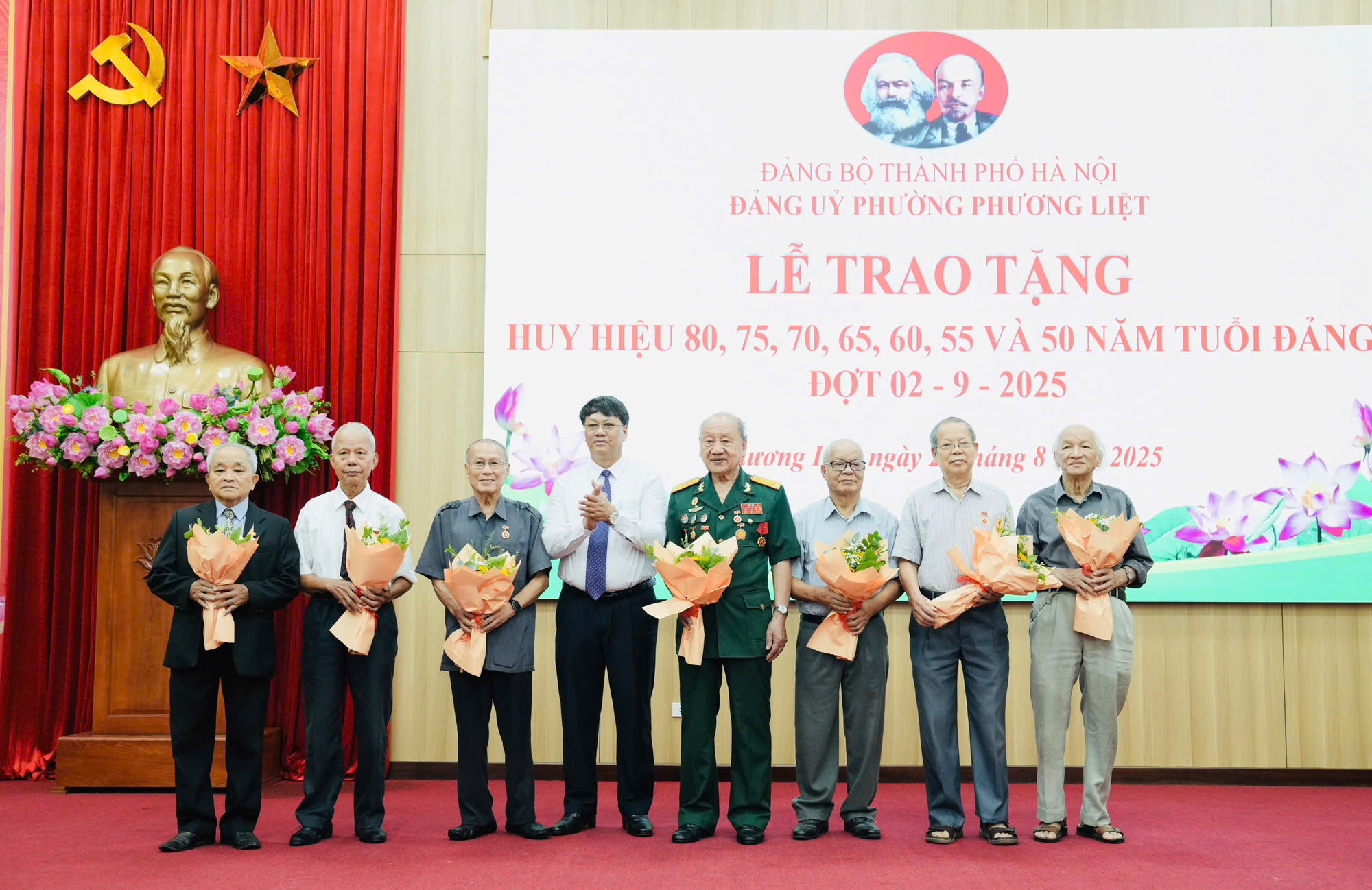 LỄ TRAO TẶNG HUY HIỆU ĐẢNG NHÂN DỊP KỶ NIỆM 80 NĂM NGÀY QUỐC KHÁNH NƯỚC CỘNG HÒA XHCN VIỆT NAM (02/9/1945 - 02/9/2025)- Ảnh 5.