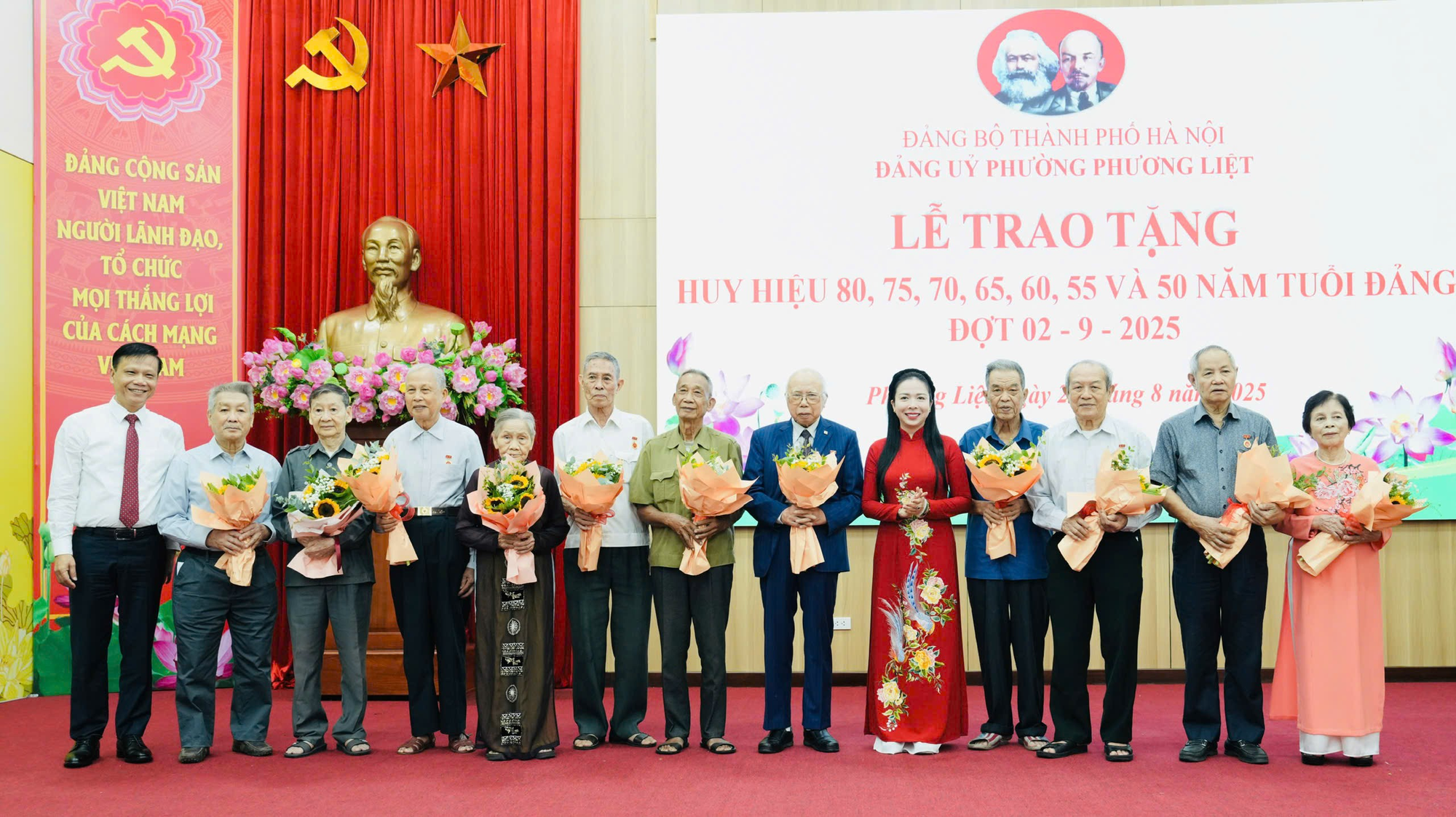 LỄ TRAO TẶNG HUY HIỆU ĐẢNG NHÂN DỊP KỶ NIỆM 80 NĂM NGÀY QUỐC KHÁNH NƯỚC CỘNG HÒA XHCN VIỆT NAM (02/9/1945 - 02/9/2025)- Ảnh 6.