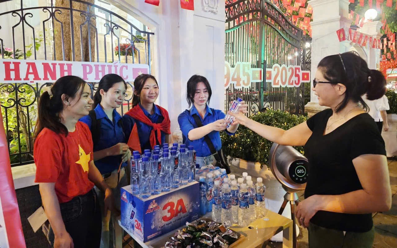 Hà Nội: Chi tiết 40 địa điểm phát lương thực, nhu yếu phẩm miễn phí cho người xem diễu binh