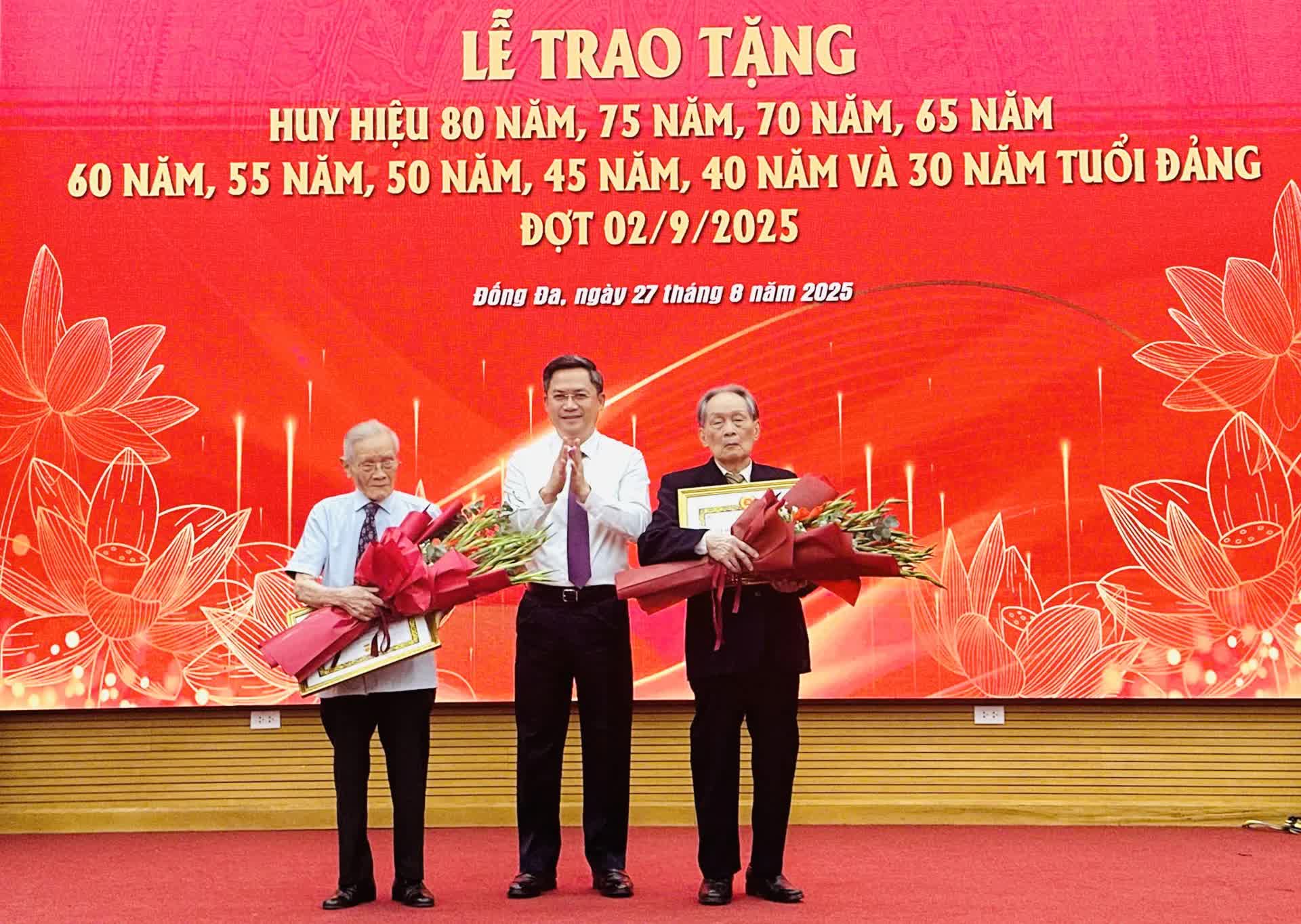 188 đảng viên phường Đống Đa vinh dự đón nhận Huy hiệu Đảng đợt 2/9- Ảnh 2.