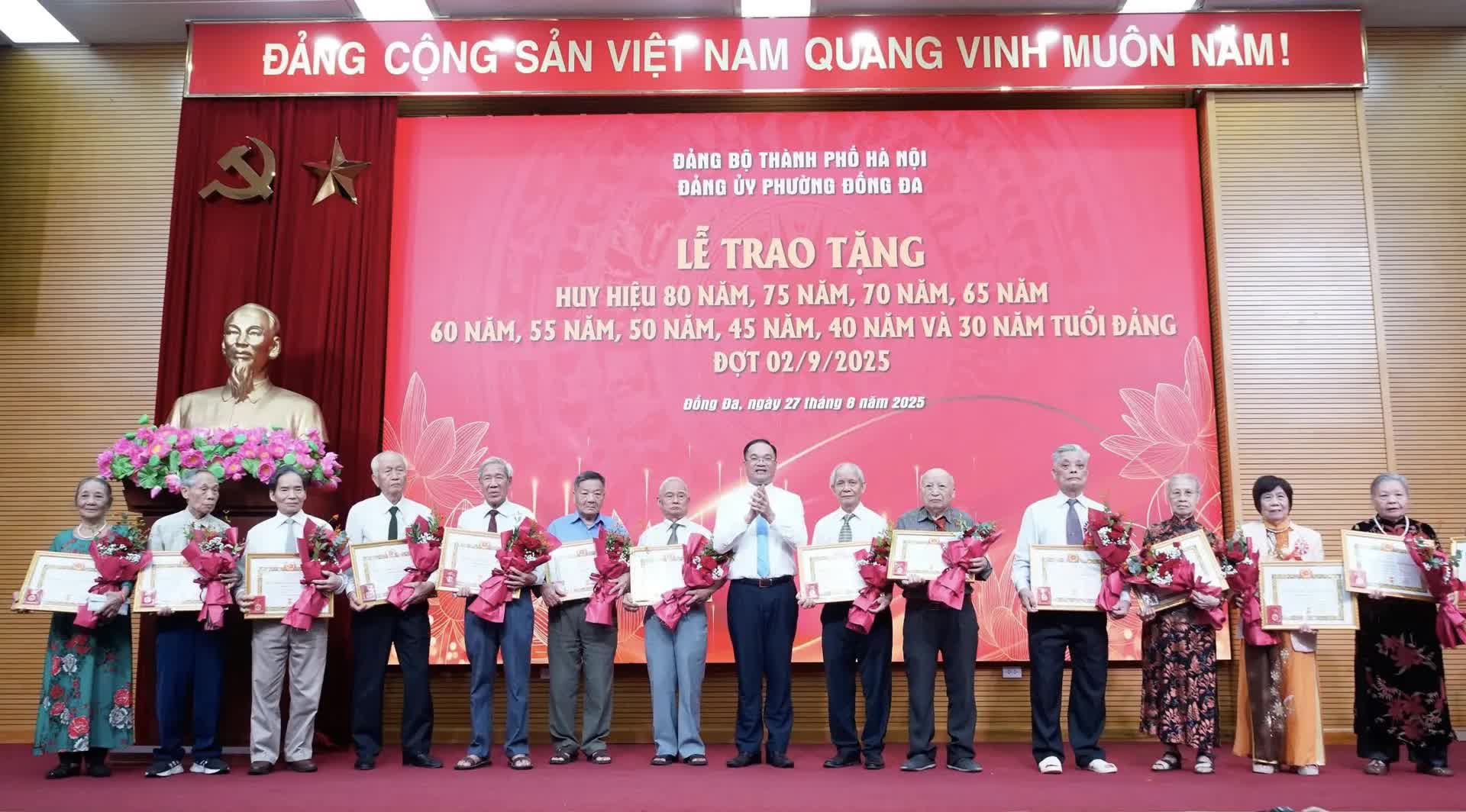 188 đảng viên phường Đống Đa vinh dự đón nhận Huy hiệu Đảng đợt 2/9- Ảnh 3.
