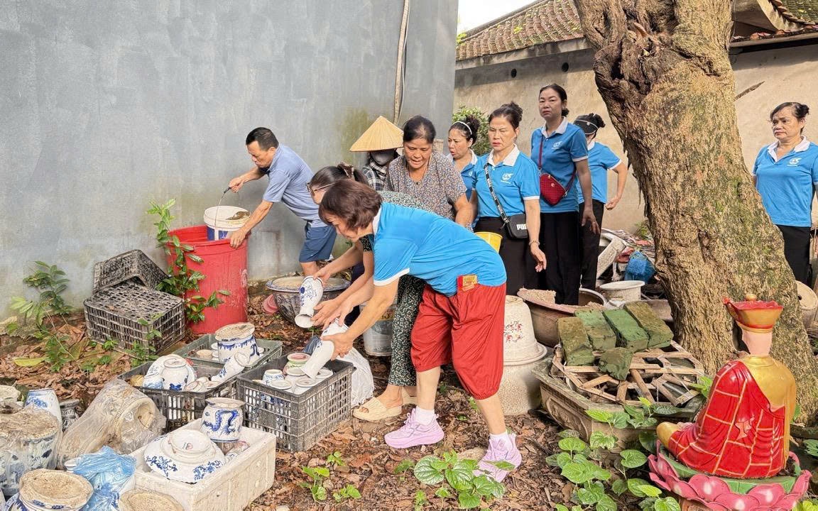 Xuân Đỉnh đồng loạt triển khai tổng vệ sinh, khử trùng, tiêu độc phòng chống dịch bệnh sau mưa lũ