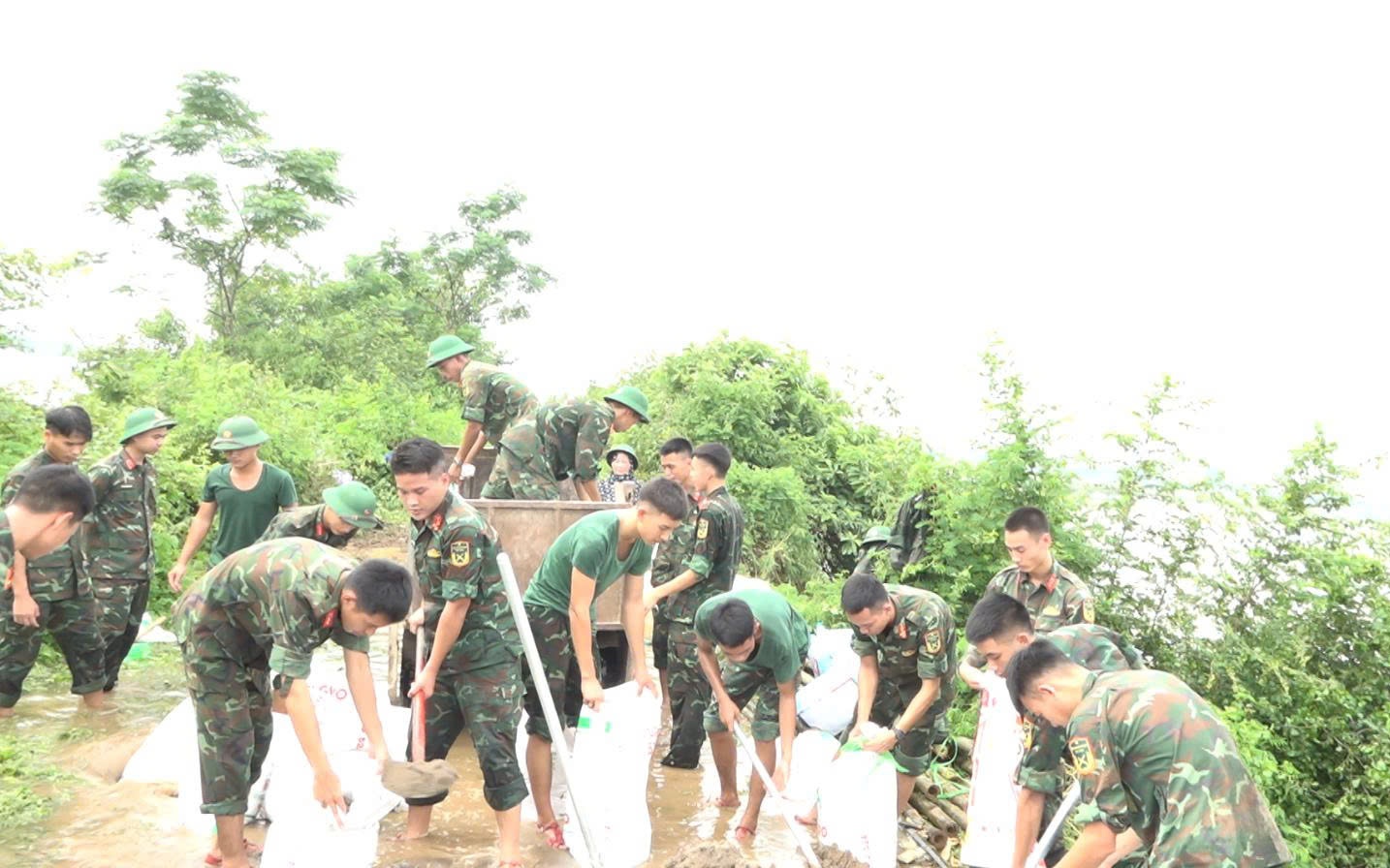 Xã Kiều Phú huy động thêm lực lượng quân đội đơn vị Trung đoàn 102 phối hợp xử lý sạt trượt đê bao đồng Vồng