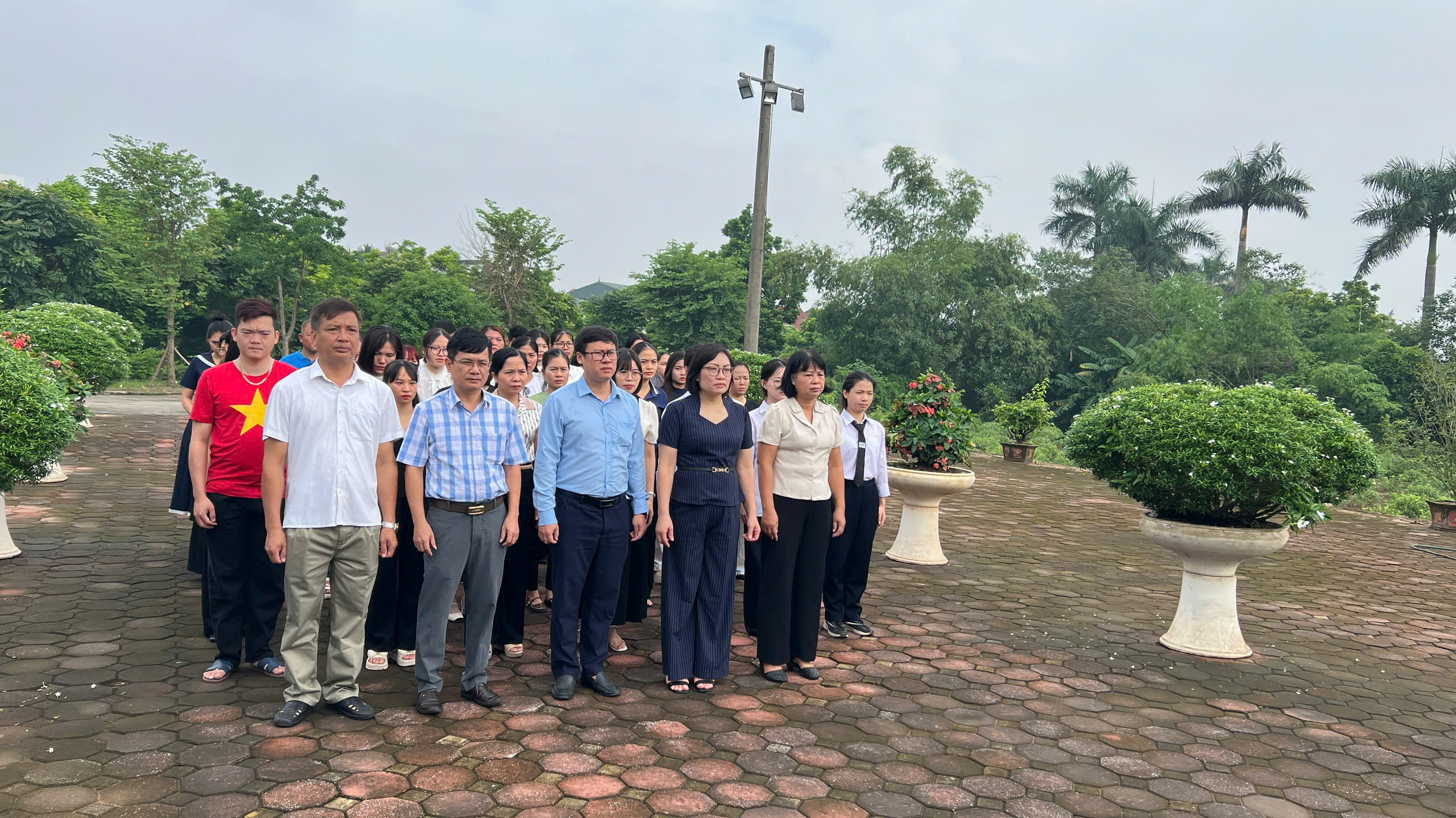 Học viên lớp đảng viên mới khoá III/2025 dâng hương Cố Tổng Bí thư Đỗ Mười và chùa Hưng Long (xã Nam Phù)