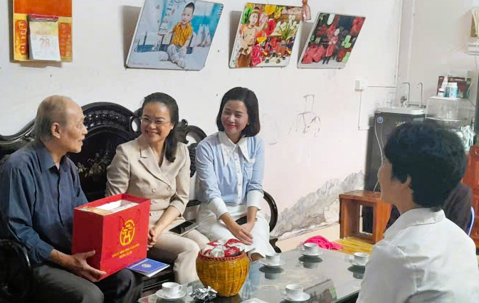 Lãnh đạo phường Tây Tựu thăm, tặng quà gia đình chính sách, người có công dịp Kỷ niệm 80 năm Quốc Khánh 02/9/1945 - 02/9/2025- Ảnh 1.