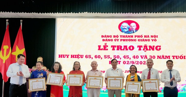 214 đảng viên phường Giảng Võ nhận Huy hiệu Đảng