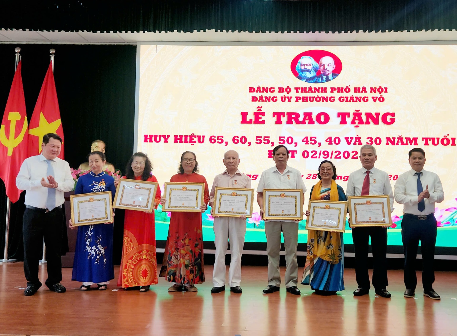 214 đảng viên phường Giảng Võ nhận Huy hiệu Đảng- Ảnh 1.