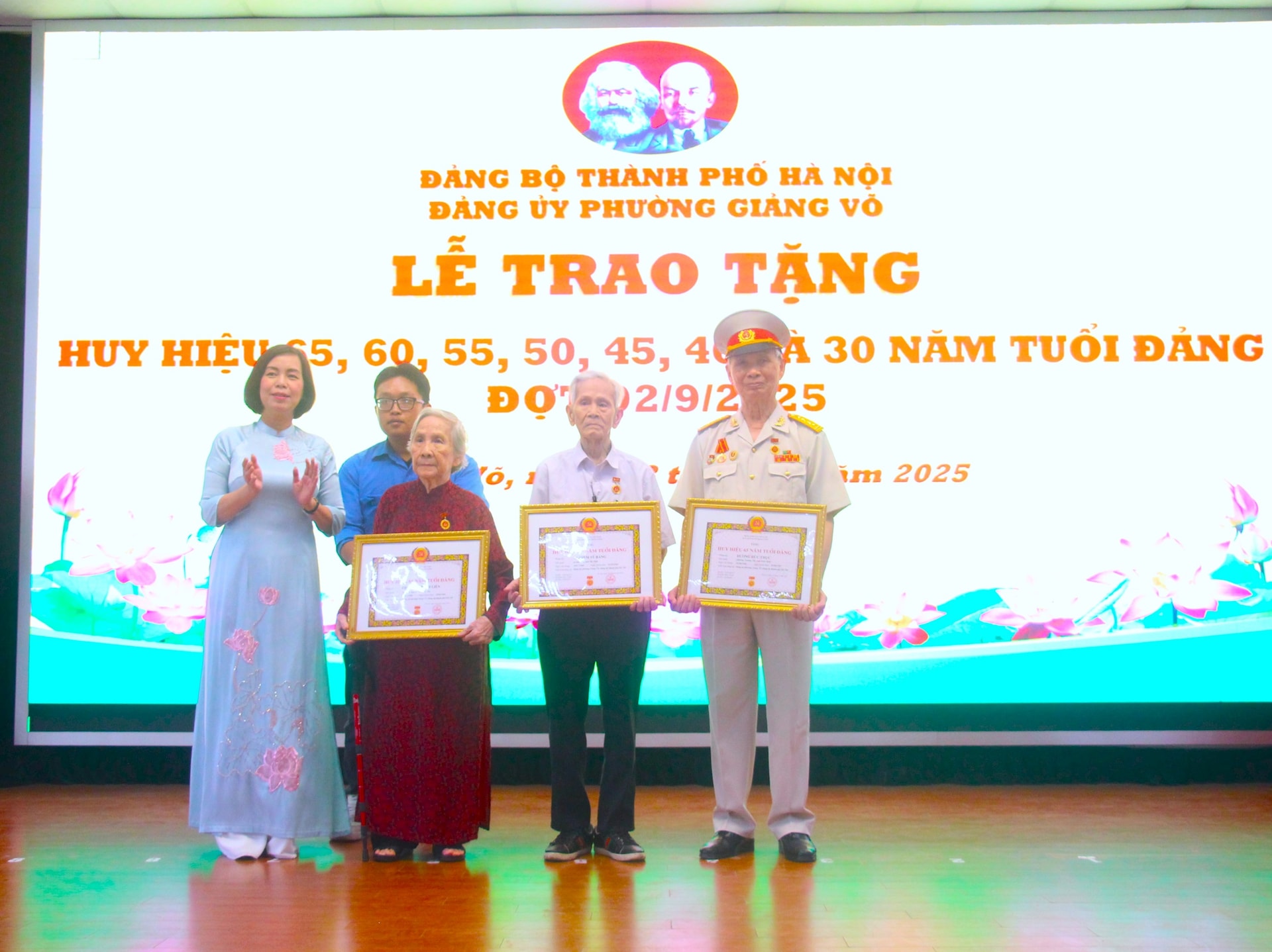 214 đảng viên phường Giảng Võ nhận Huy hiệu Đảng- Ảnh 2.