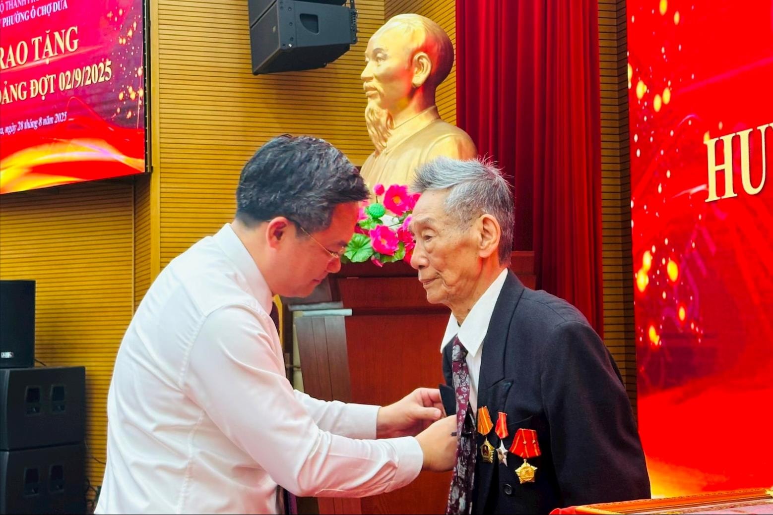 145 đảng viên Phường Ô Chợ Dừa được tặng và truy tặng Huy hiệu Đảng- Ảnh 2.