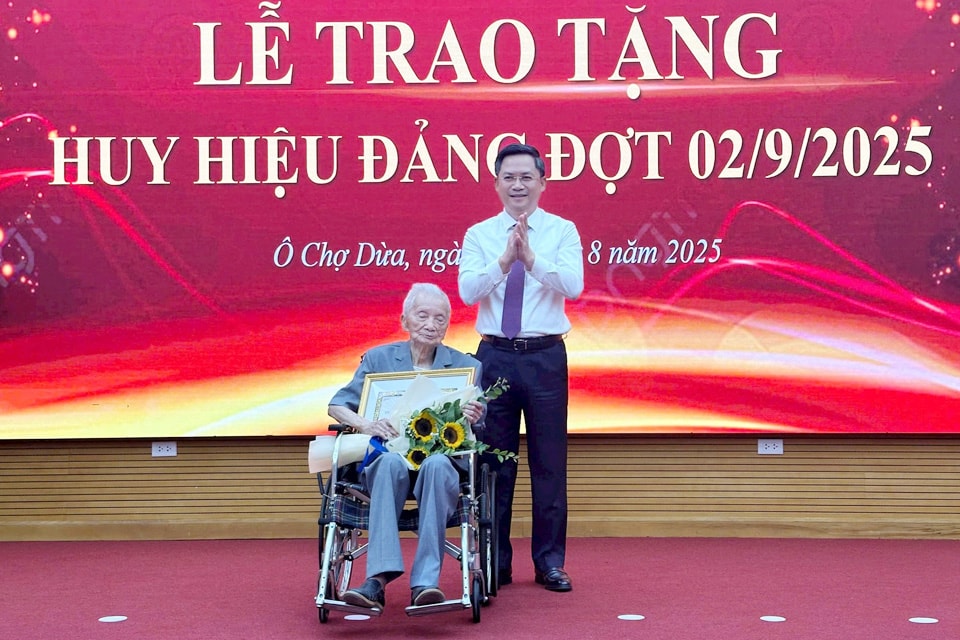 145 đảng viên Phường Ô Chợ Dừa được tặng và truy tặng Huy hiệu Đảng- Ảnh 1.