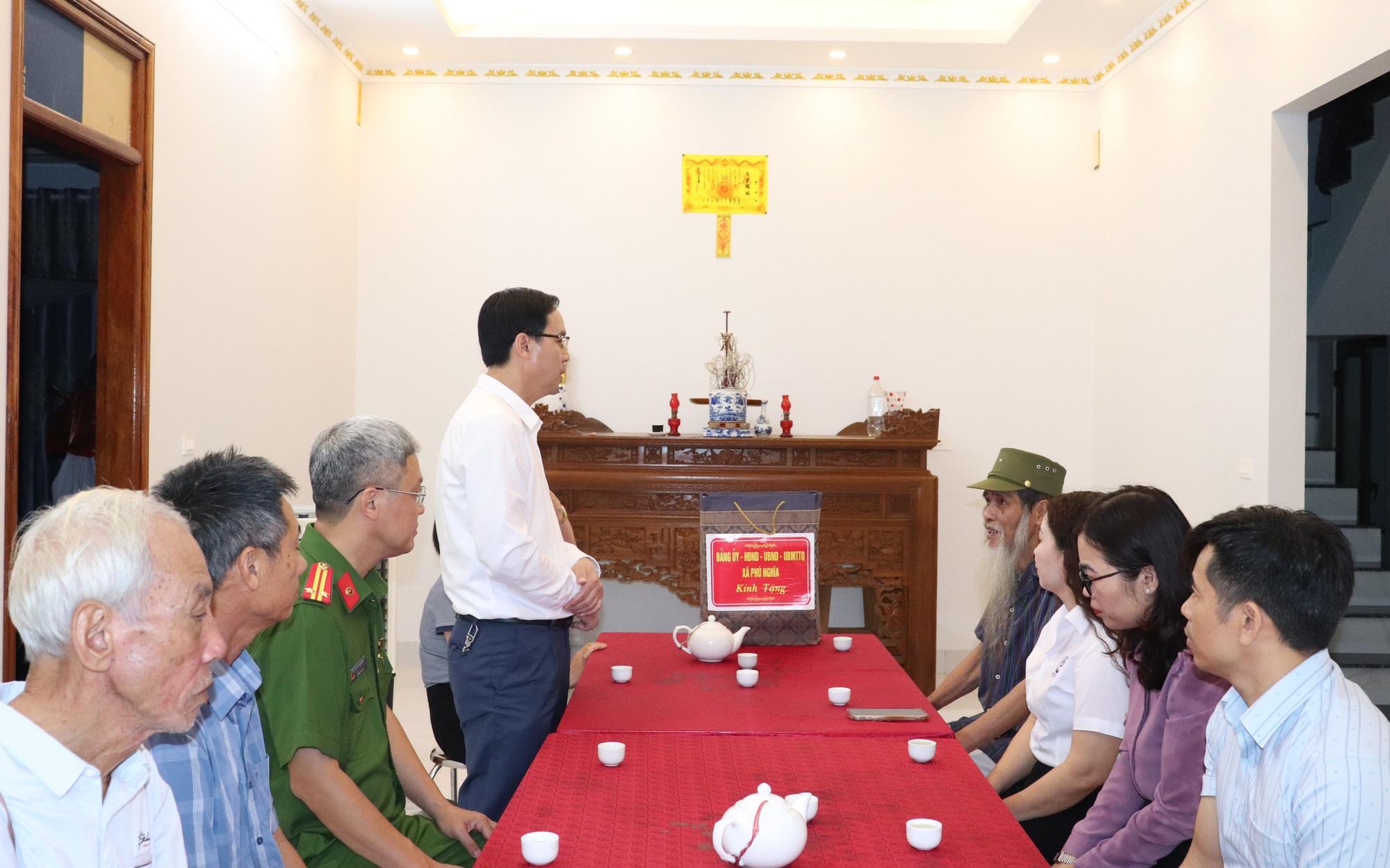 Xã Phú Nghĩa tổ chức 5 Đoàn đi thăm, tặng quà các thương bệnh binh, gia đình có công nhân dịp Quốc khánh 02/9.