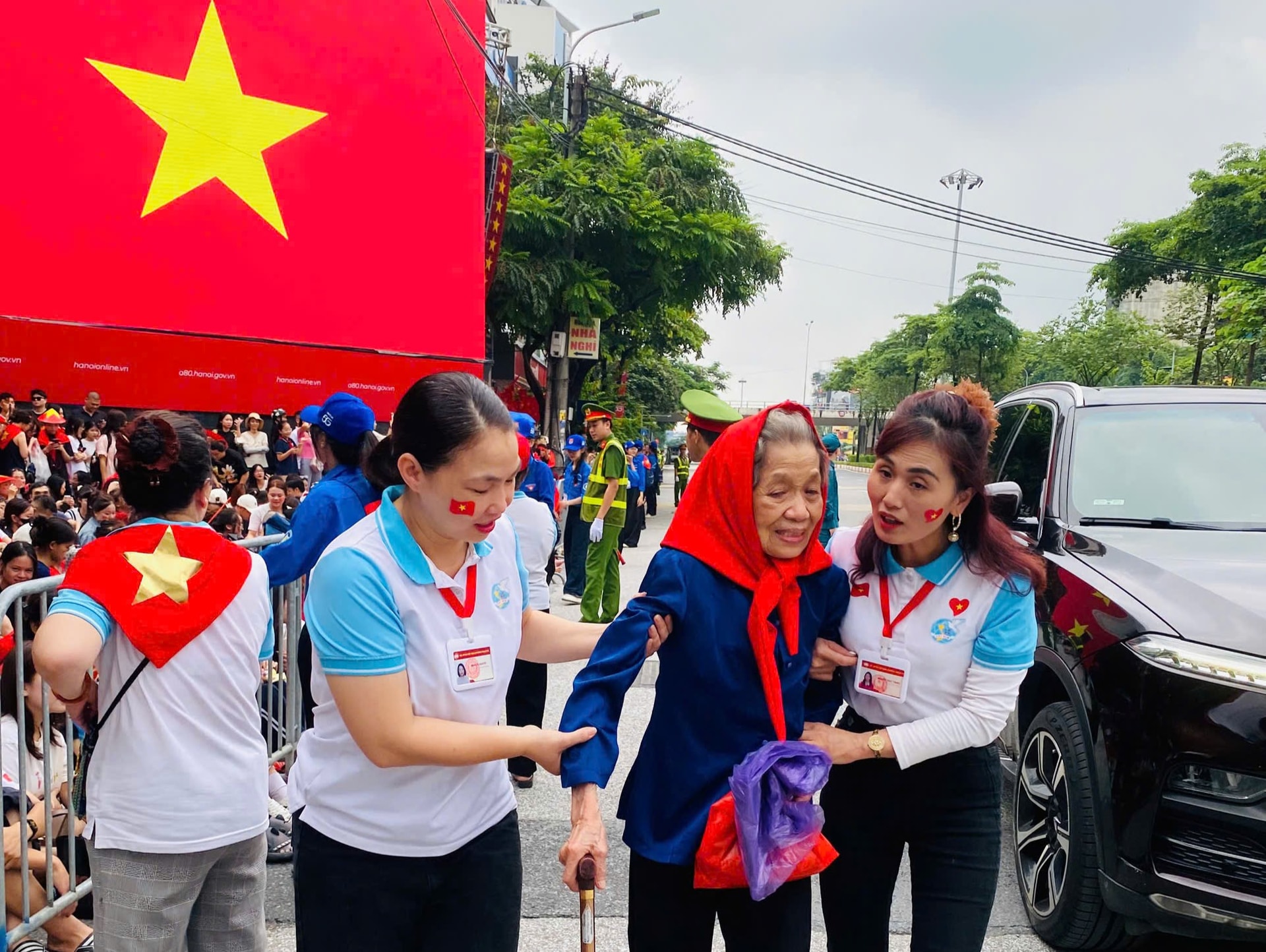 Kịp thời hỗ trợ người dân gặp sự cố khi theo dõi diễu binh, diễu hành- Ảnh 1.