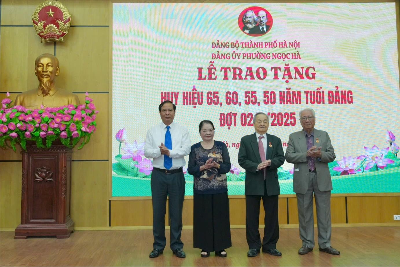226 đảng viên phường Ngọc Hà nhận Huy hiệu Đảng đợt 2-9- Ảnh 1.