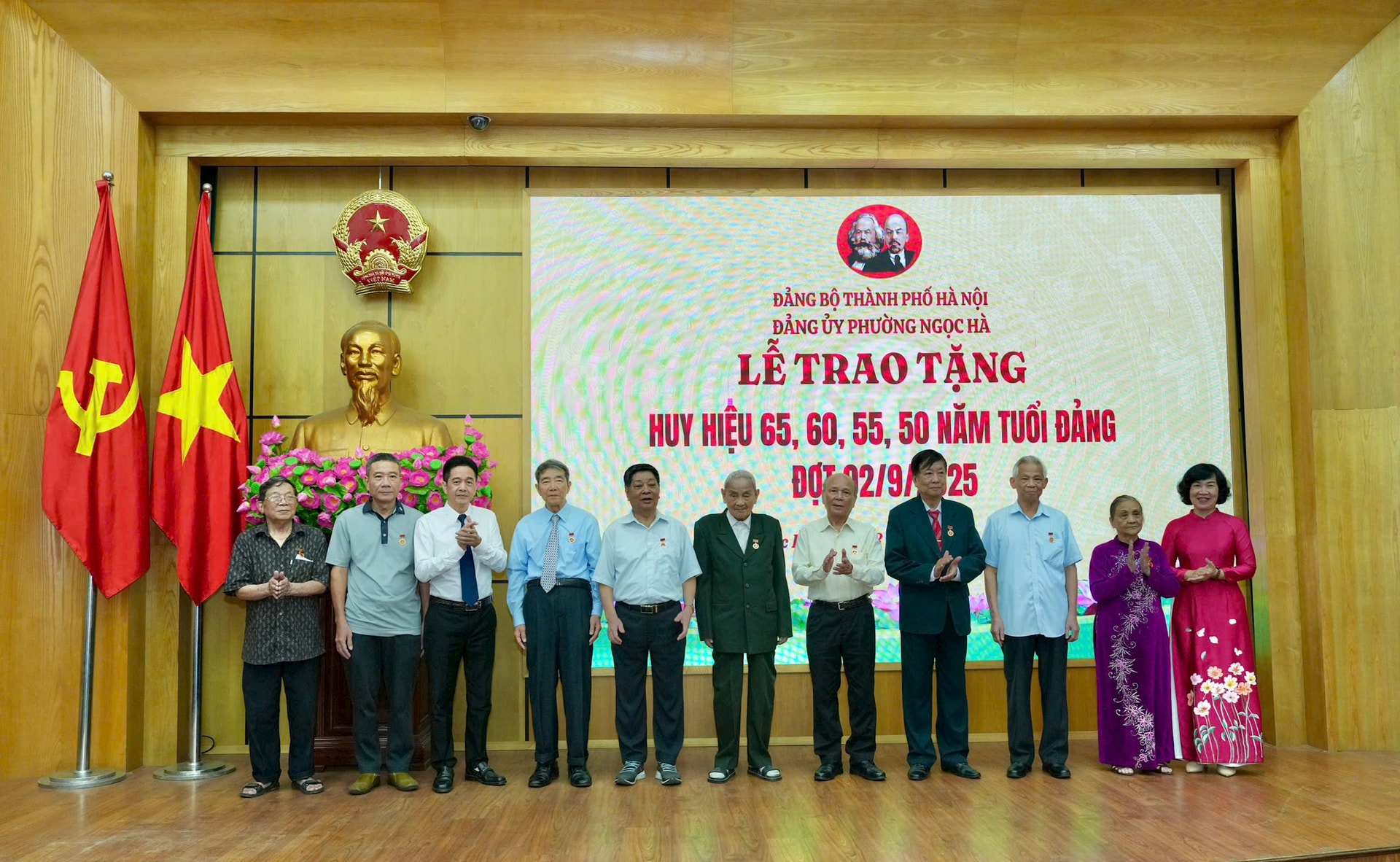 226 đảng viên phường Ngọc Hà nhận Huy hiệu Đảng đợt 2-9- Ảnh 3.
