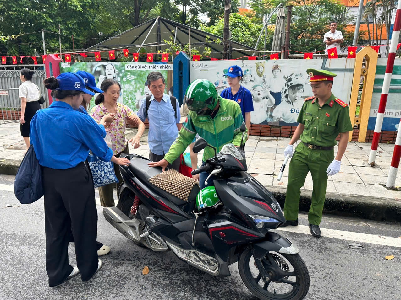 Kịp thời hỗ trợ người dân gặp sự cố khi theo dõi diễu binh, diễu hành- Ảnh 3.