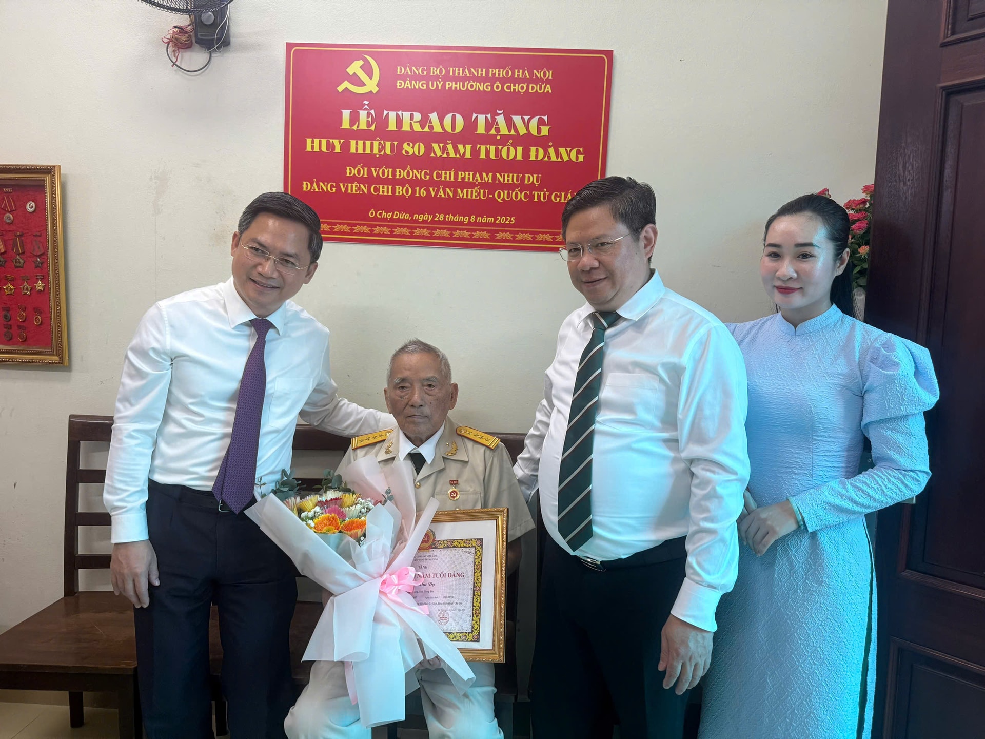 145 đảng viên Phường Ô Chợ Dừa được tặng và truy tặng Huy hiệu Đảng- Ảnh 4.