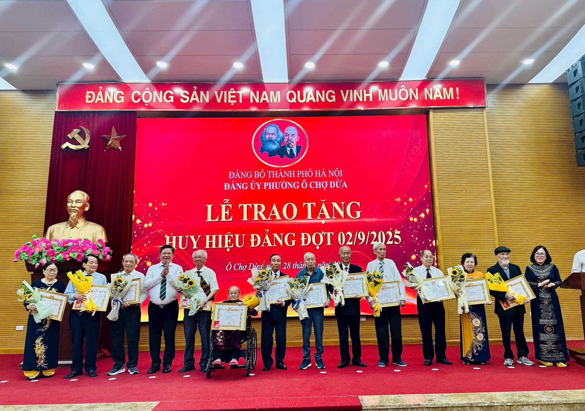 145 đảng viên Phường Ô Chợ Dừa được tặng và truy tặng Huy hiệu Đảng- Ảnh 3.