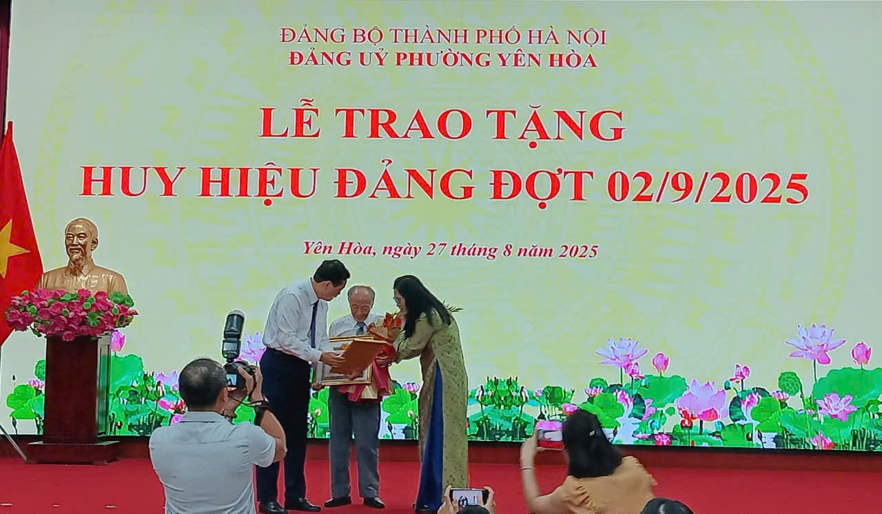 Đồng chí Nguyễn Văn Trùy vinh dự được Trao tặng Huy hiệu 75 năm tuổi Đảng- Ảnh 2.