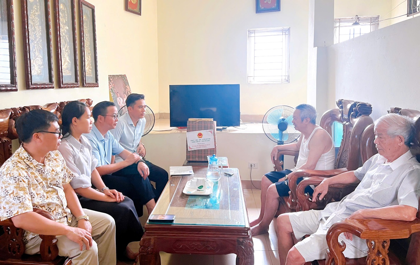 Đồng chí Lý Duy Xuân – Phó Bí thư thường trực Đảng uỷ phường thăm tặng quà các cá nhân tiêu biểu nhân kỷ niệm 80 năm Quốc khánh nước Cộng hoà Xã hội Chủ nghĩa Việt Nam (2/9/2045 – 2/9/2025)- Ảnh 1.