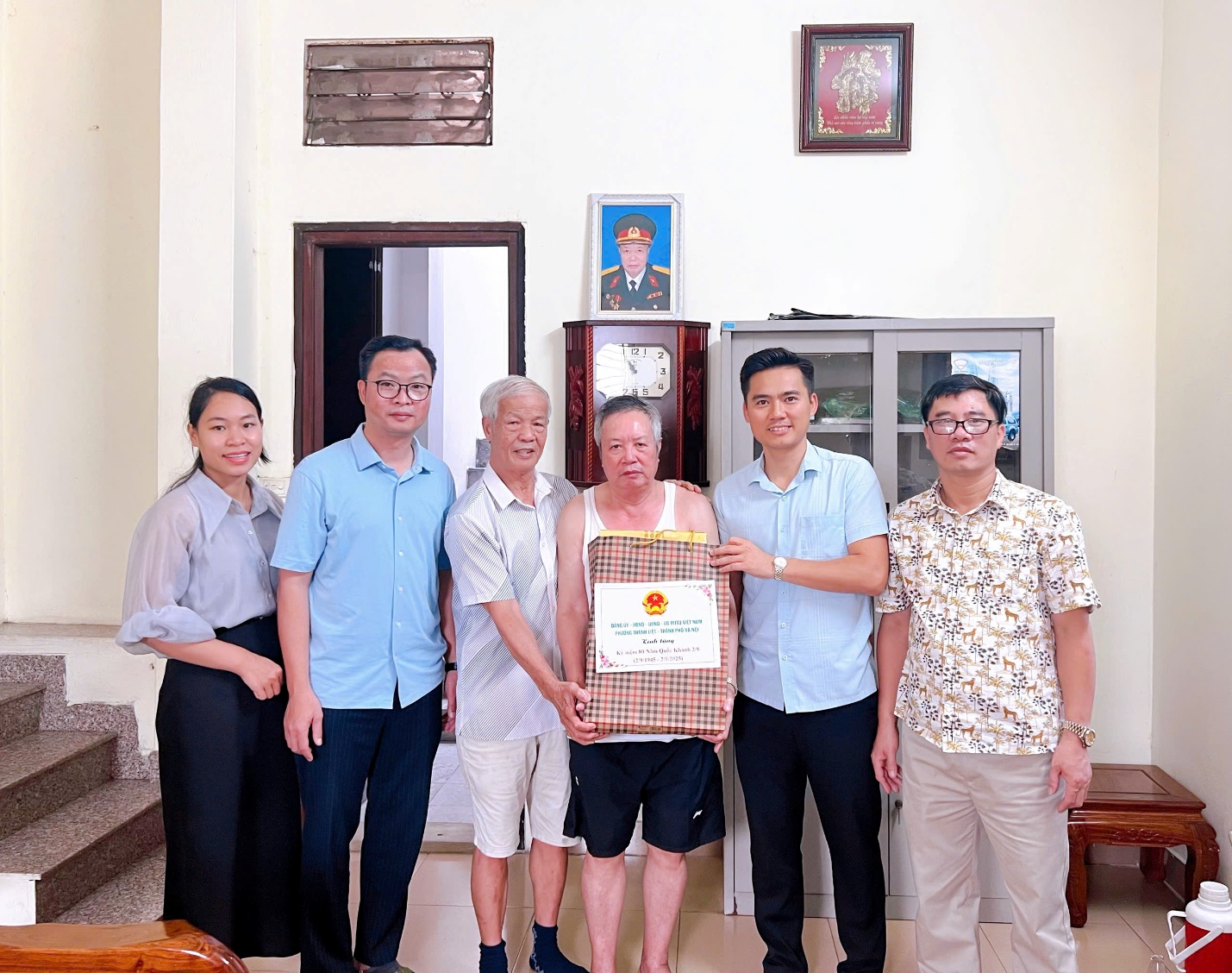 Đồng chí Lý Duy Xuân – Phó Bí thư thường trực Đảng uỷ phường thăm tặng quà các cá nhân tiêu biểu nhân kỷ niệm 80 năm Quốc khánh nước Cộng hoà Xã hội Chủ nghĩa Việt Nam (2/9/2045 – 2/9/2025)- Ảnh 4.